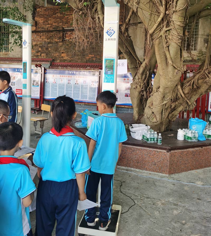 上禾兒童款身高體重測量儀應(yīng)用現(xiàn)場 上禾兒童款身高體重測量儀應(yīng)用現(xiàn)場