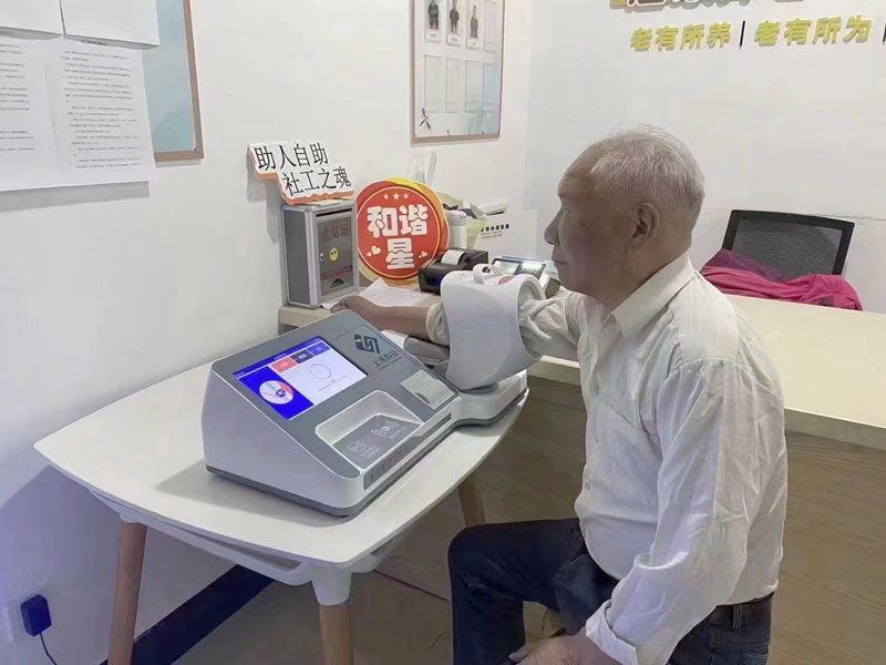 SH-X60血壓管理工作站正在測(cè)量血壓 SH-X60血壓管理工作站使用現(xiàn)場(chǎng)