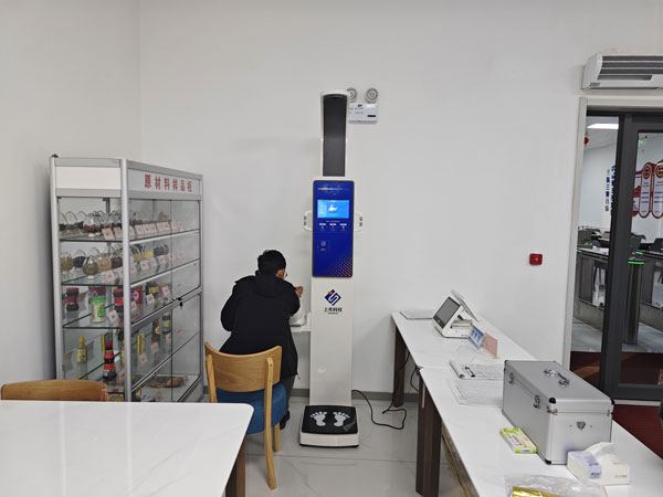 智能身高體重一體機(jī)使用實(shí)拍 智能身高體重一體機(jī)使用實(shí)拍