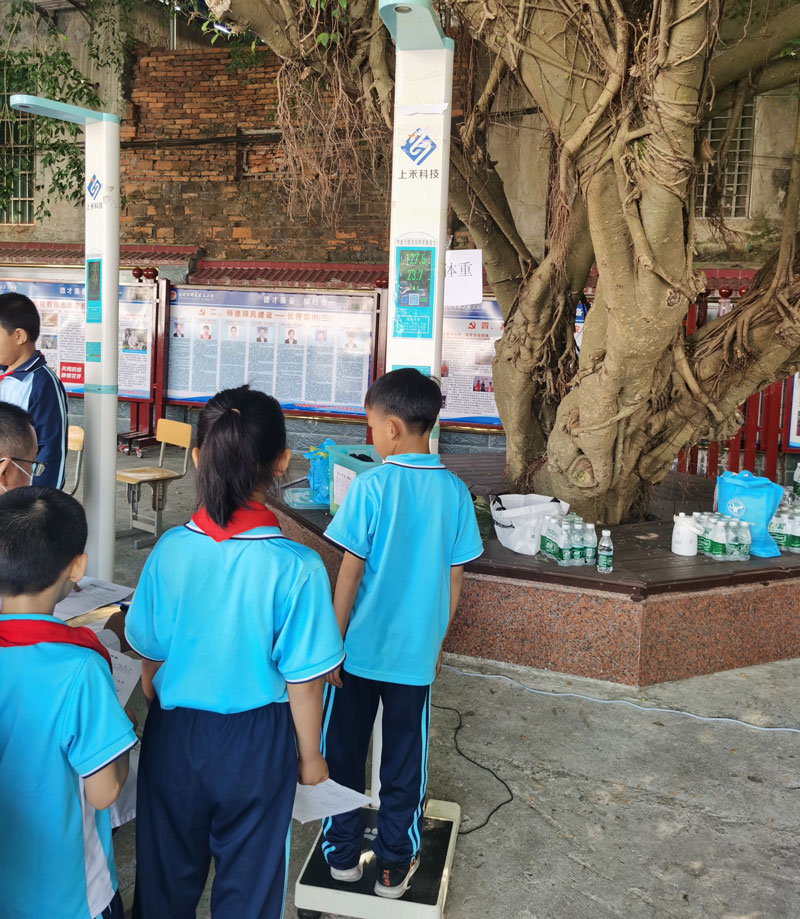 學生體測量身高體重現場